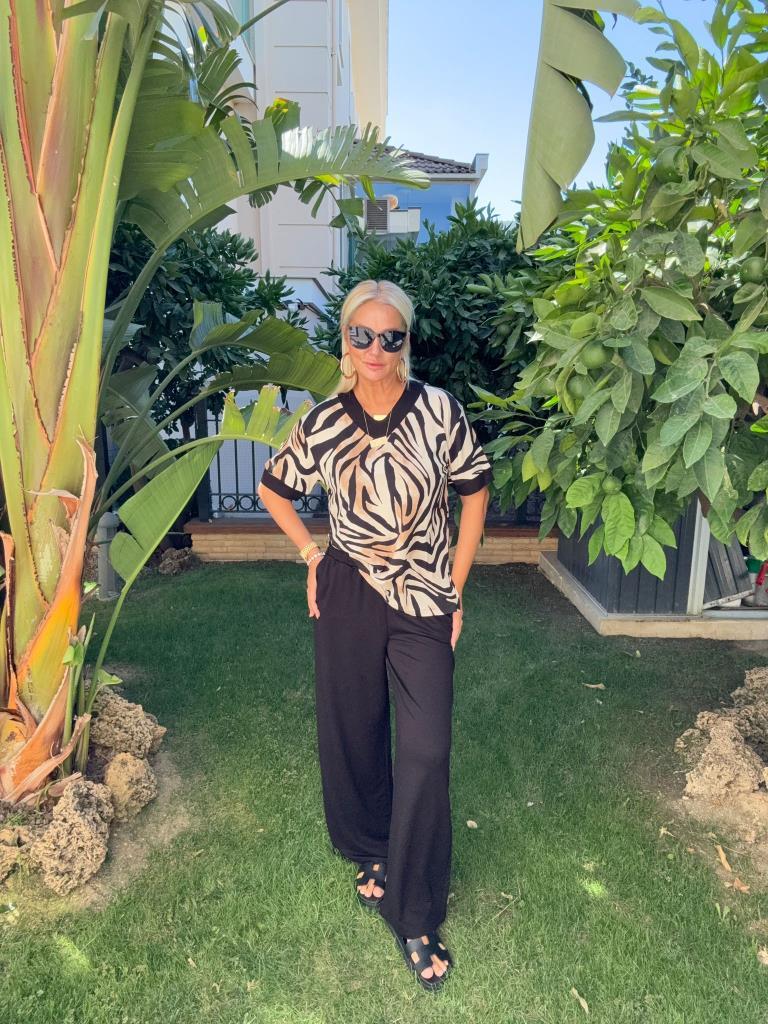 Greta Zebra Desenli Siyah Takım