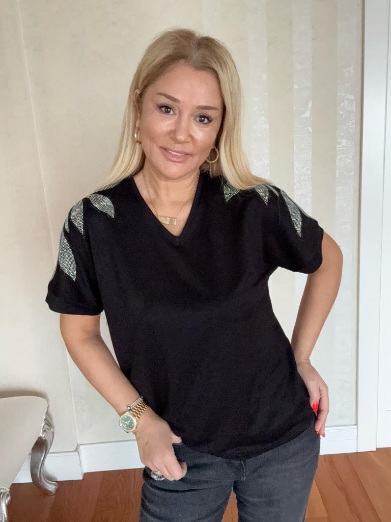 Kelfa Omuz Taşlı Siyah Bluz